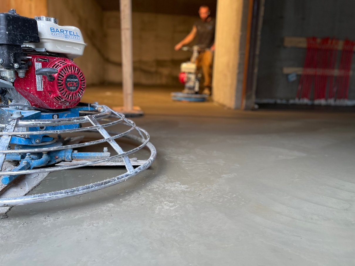 Finition d'un plancher de béton à la machine à truelles